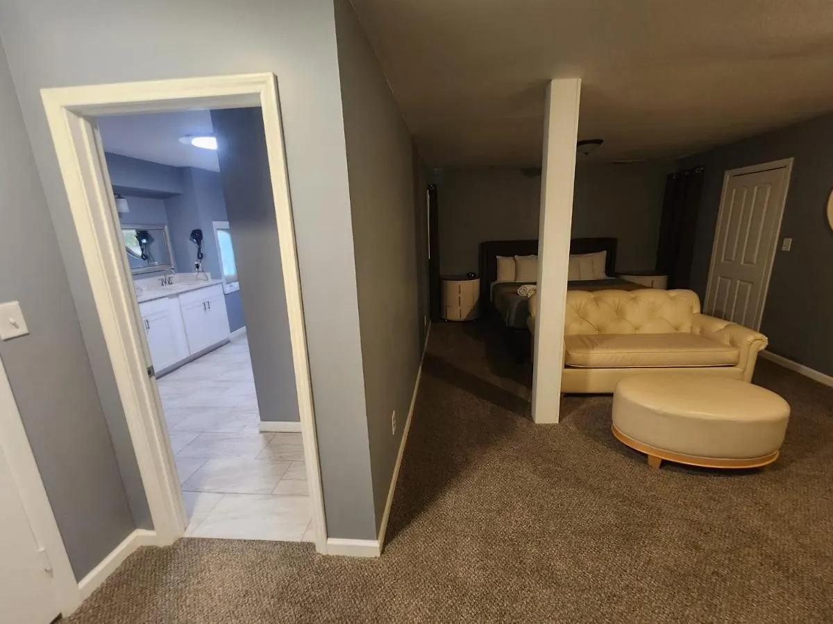 Super Large East Memphis 23 Beds Villa