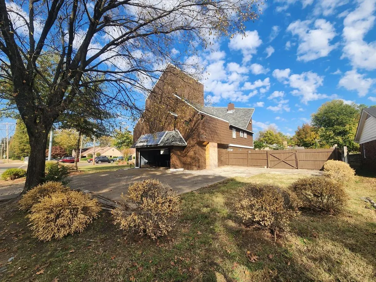 Super Large East Memphis 23 Beds Villa